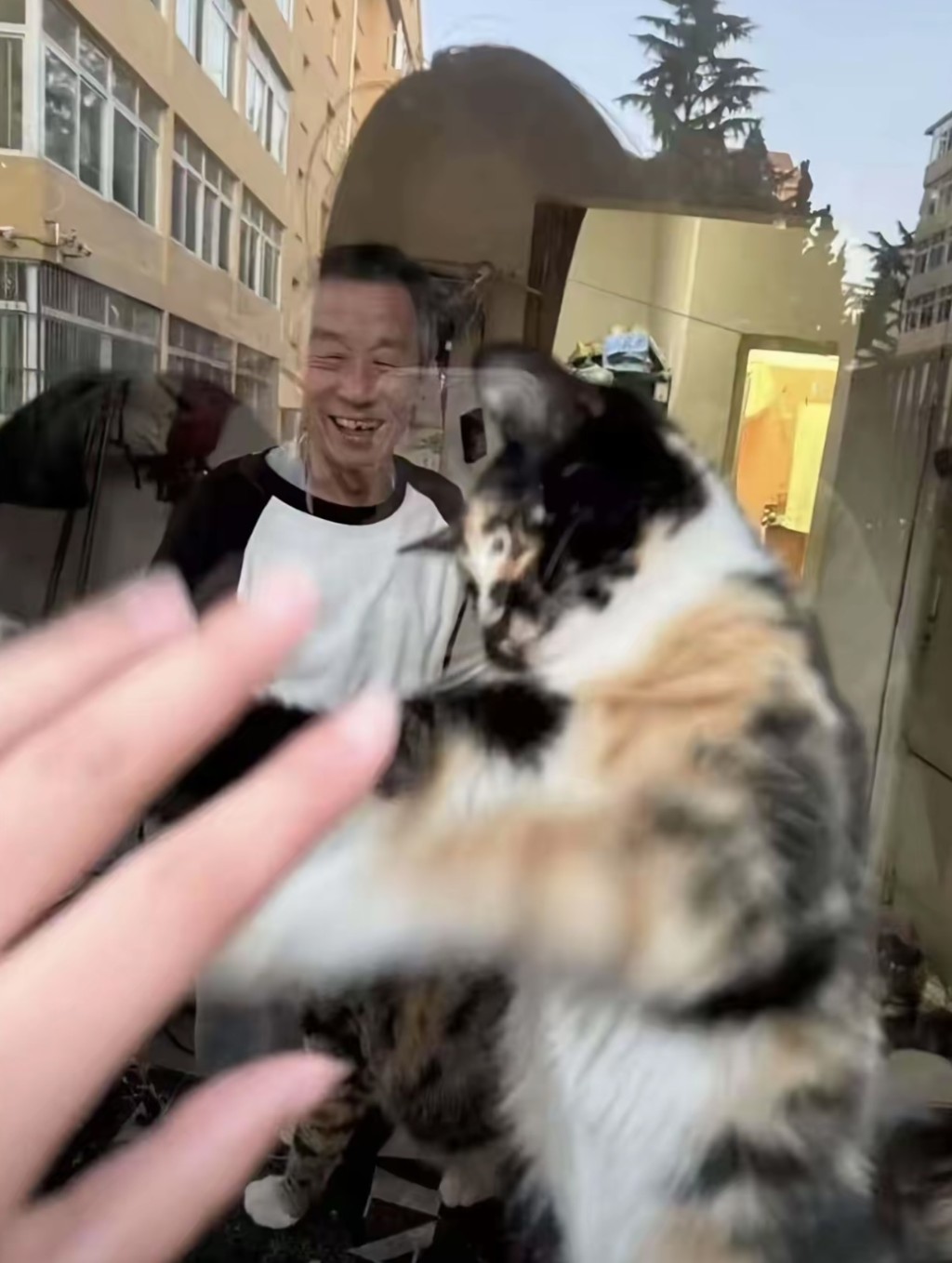 网传该名宿舍管理员照片